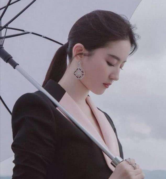 直男眼中的“高级脸”,一般都有这4个特征,看你是不是?