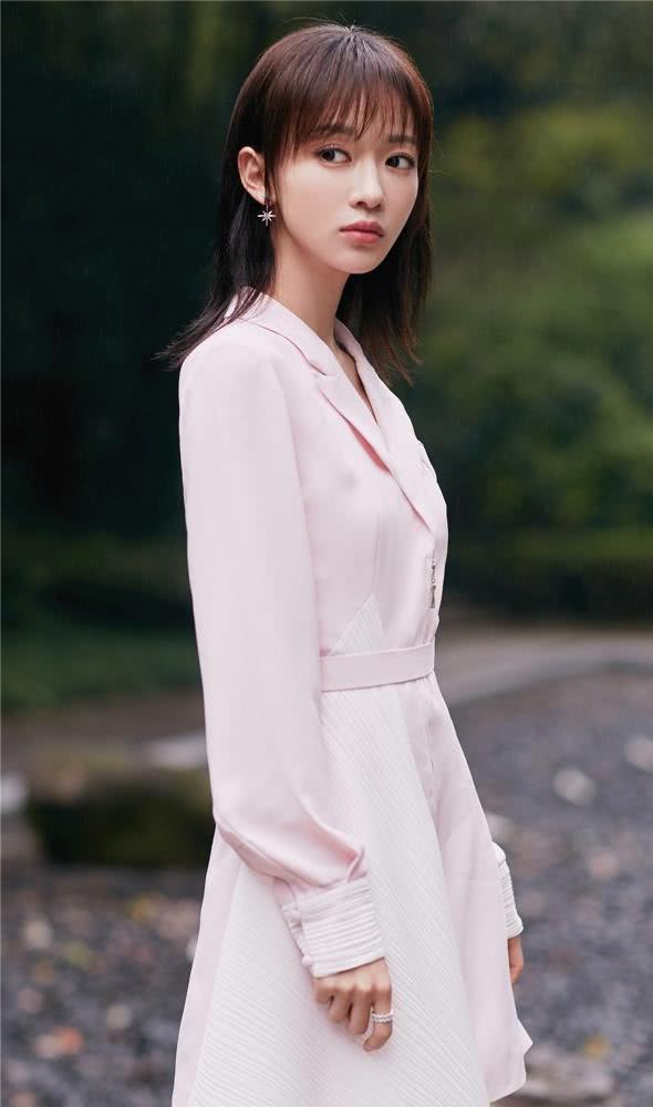 吴谨言的穿搭总透着气质美。除了颜值，发型和搭配同样很重要