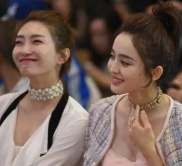 江疏影跟古力娜扎同框,本来有说有笑镜头一开一瞬间,装都懒得装了?