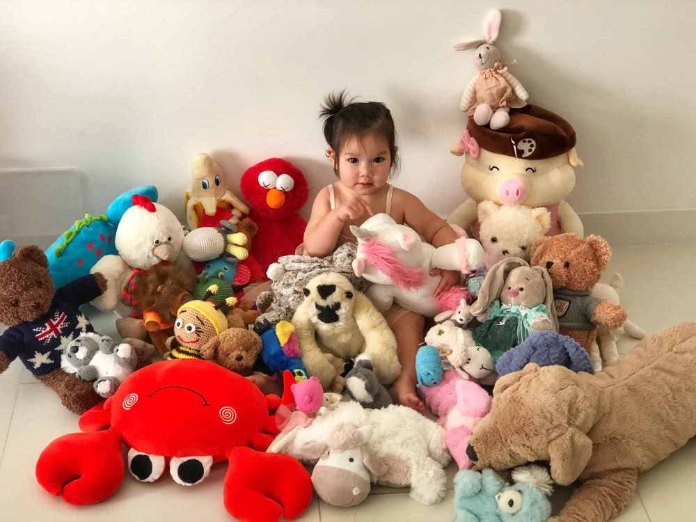 37岁超模成“晒娃狂魔”,混血女儿不到2岁已有数百件名牌衣服