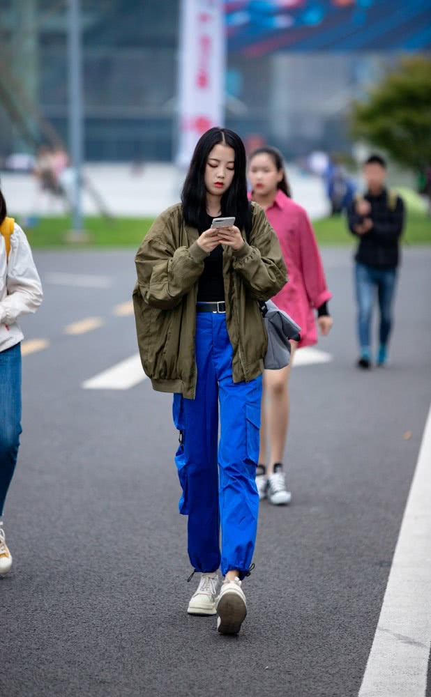 别羡慕潮GIRL啦!你和酷酷的工装女孩,你就差这一套小心机哦
