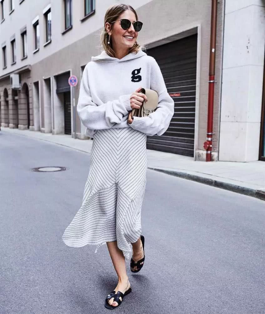 草莓身材的女人怎么穿才不显肩宽?穿这种长裙让你美得优雅还高级