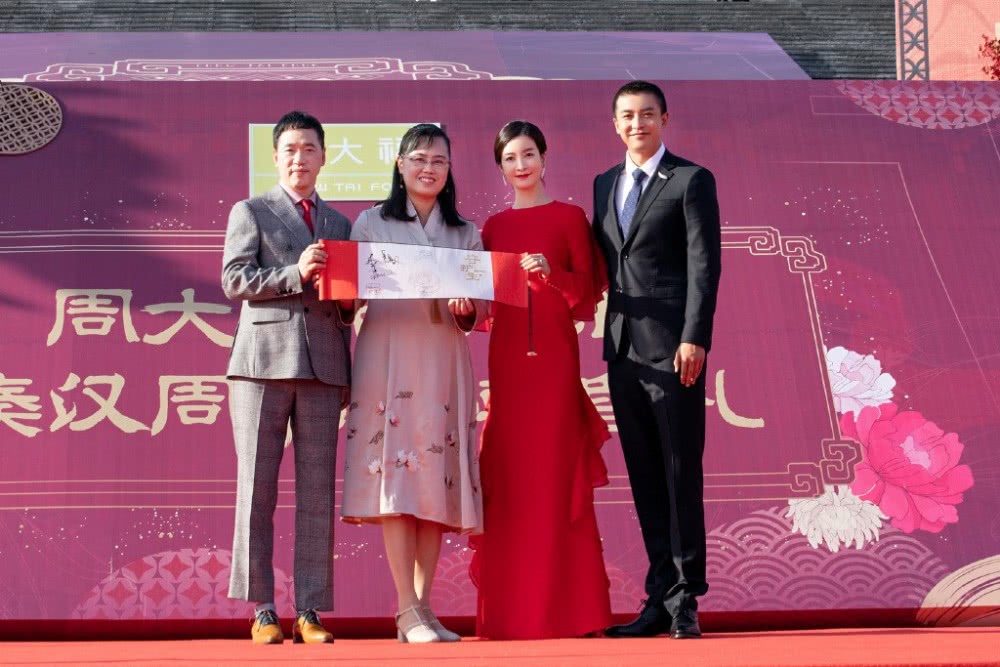 美女李晟穿露肩鱼尾裙,身材婀娜多姿