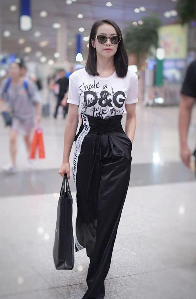 欧美街拍:今年流行“慵懒风”穿搭,休闲又有女人味