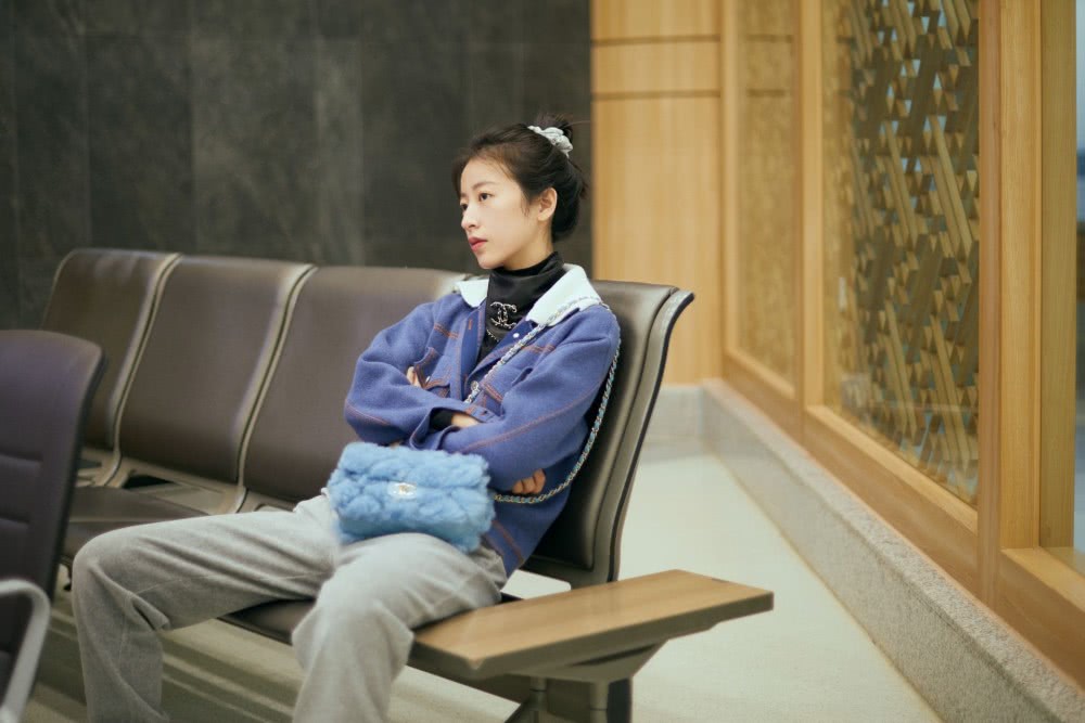 美女周雨彤最新机场街拍：纯色针织衫+丸子头太有青春气息