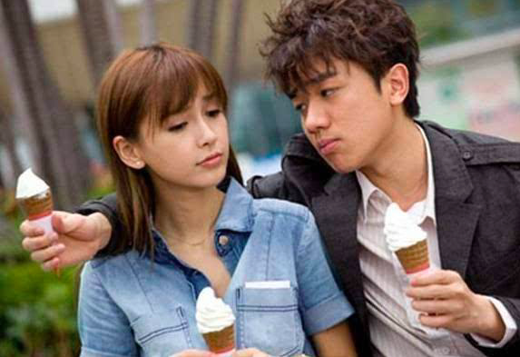 当年的王祖蓝也太帅了吧,五官清秀颜值抗打,嘴唇还没这么厚