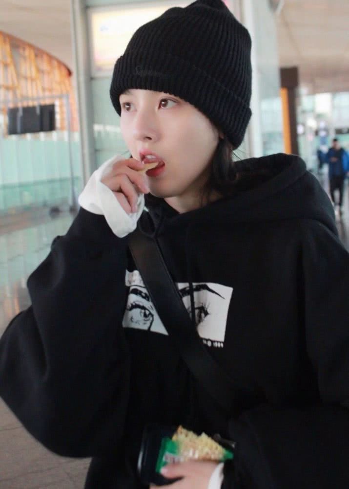 宋祖儿一身黑也能穿出仙女气质,颜值太高不愧被称为小张柏芝