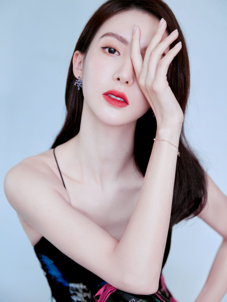 BABY和金晨这两位大美女同穿印花吊带裙,辣妈和少女的区别!