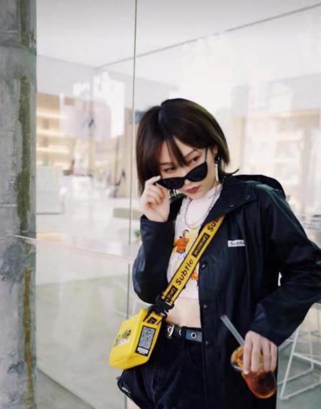 男女都百搭“斜挎包”,喜欢穿城市户外风的你,背上包包更加帅气