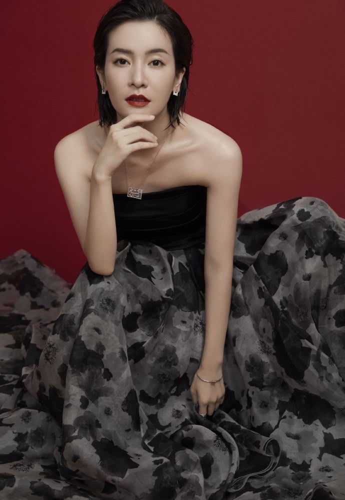美女李晟穿露肩鱼尾裙,身材婀娜多姿
