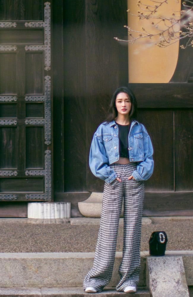 李沁穿粉色外套配高腰裤,踩马丁靴帅气不失甜美