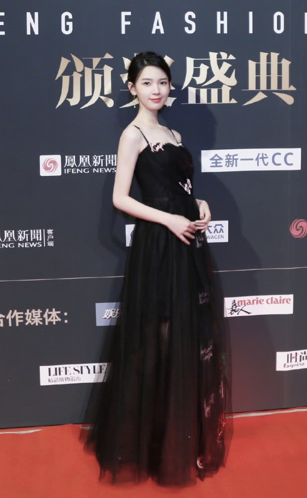陈瑶穿红色运动衫扎马尾,25岁酷似高中生