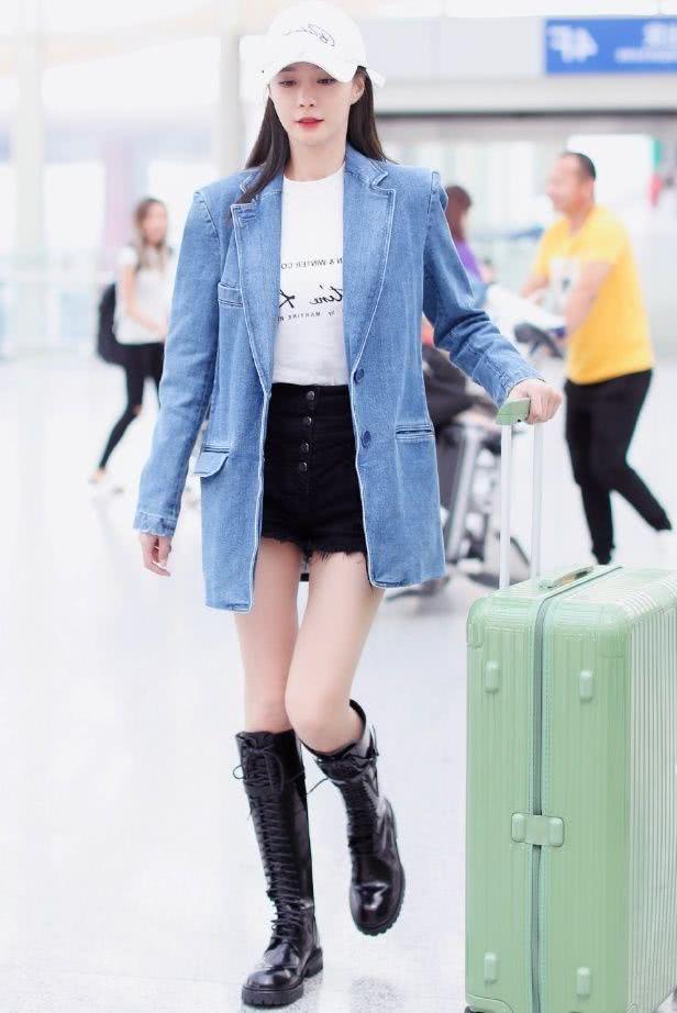 沈梦辰穿西服搭配黑色皮裤，意外走“红”