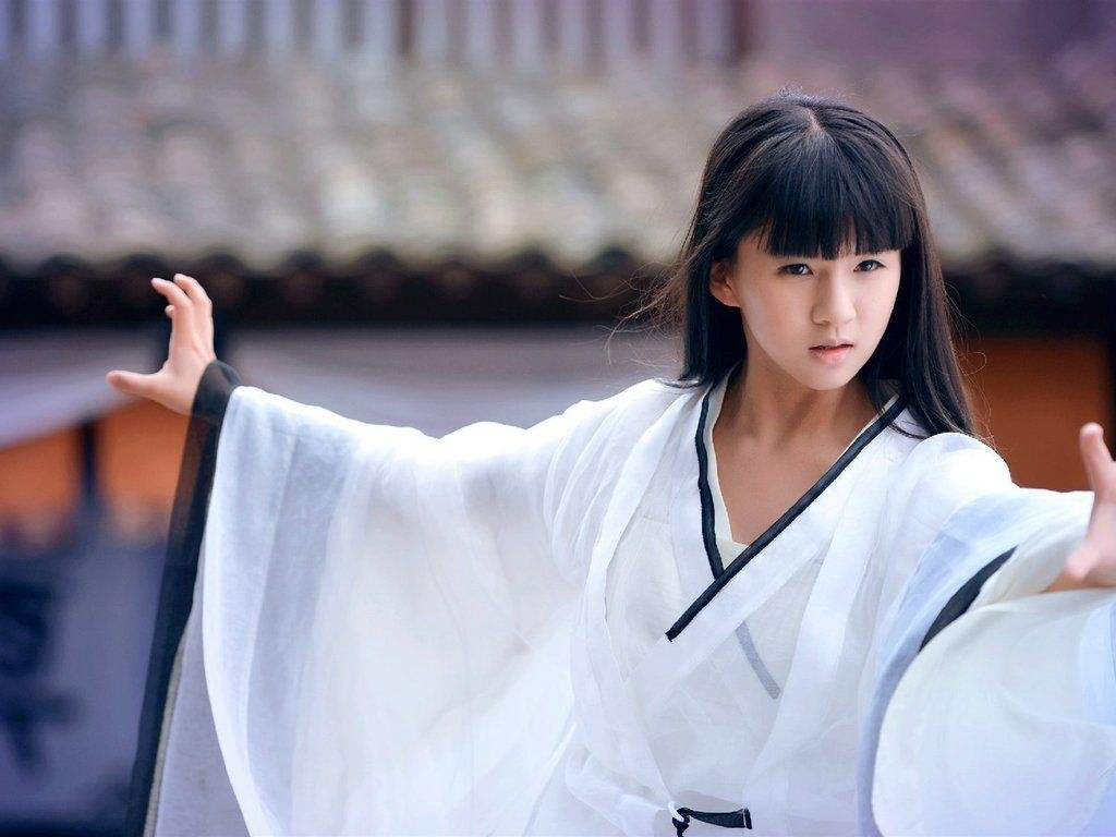 20岁小彩旗近照曝光,发胖腿粗灵气全无?再不像杨丽萍的接班人