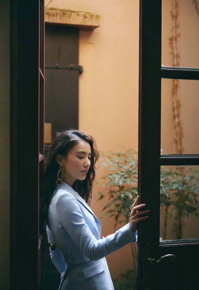 知性美女黄圣依蓝色西装尽显婀娜身姿和优雅气质,完美侧颜太让人心动