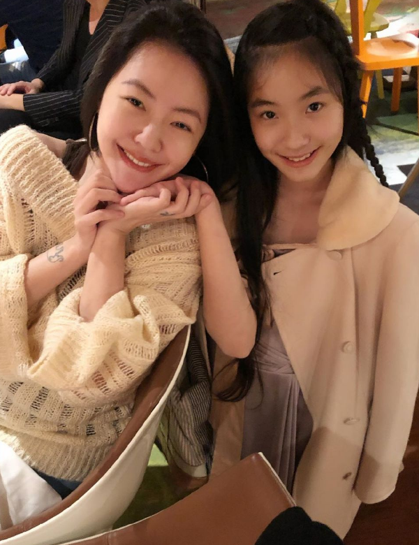 小S二女儿生日，姨妈大S包场庆祝，12岁许韶恩美艳不输姐姐