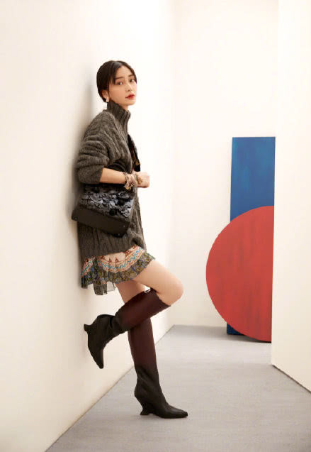 高领毛衣穿起来！郑爽展现“大佬风”，杨幂骑行裤秀筷子腿