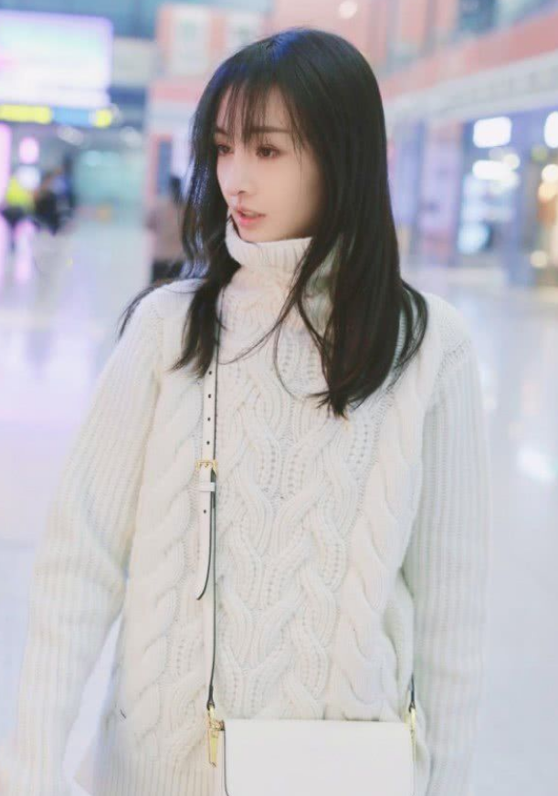 郑爽穿刺绣长裙公主范十足，深蓝色的英伦大衣气质又不失清新感