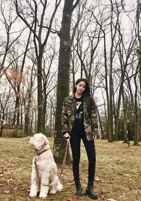 想显高显瘦试试这种搭配:小黑裤+小黑鞋