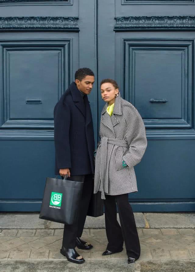 想显高显瘦试试这种搭配:小黑裤+小黑鞋