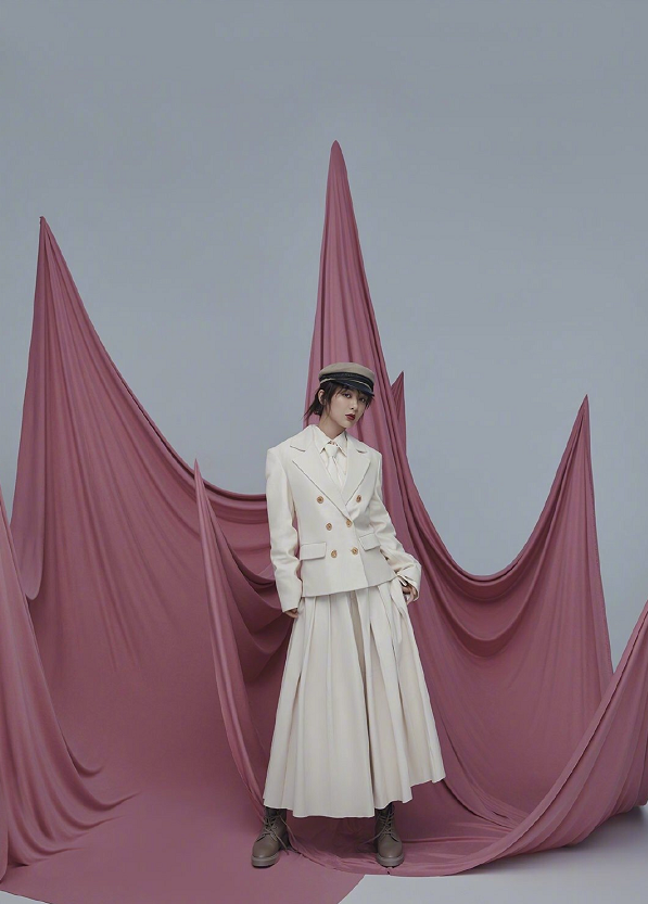 杨紫拍时尚杂志！穿3万8连衣裙涂红唇，气质全开