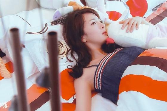 杨幂大胆秀“美人睡姿”！却忘了穿着小吊带，伸懒腰的一刻导演看懵了