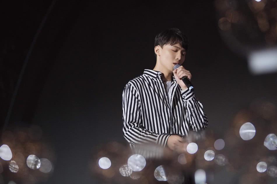 郑爽生日会获男友深情献唱,穿牛仔套装清新甜美,被宠成了小公主