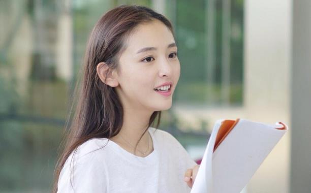 她被称“最美书模”,却在23岁生日当天,被迫喝下自己“尿液”