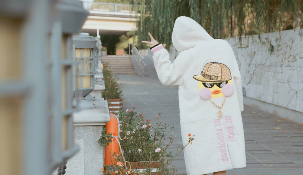 陈彦妃白色羊羔毛大衣清新甜美,扎高马尾俏皮阳光