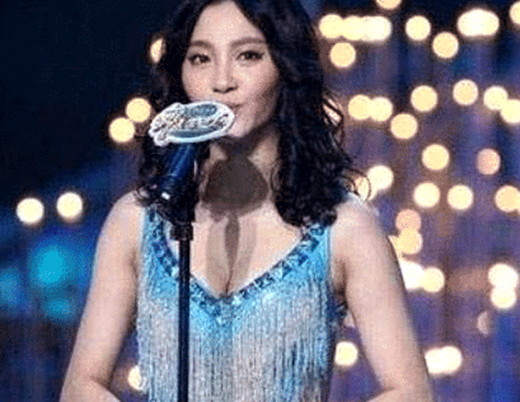 她穿得太“大胆”, 被央视直接赶下台, 网友:真是有点过了!