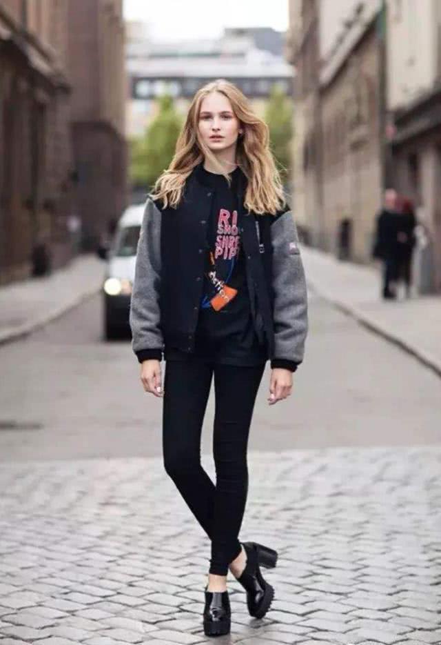 欧美街拍:今年流行“慵懒风”穿搭,休闲又有女人味