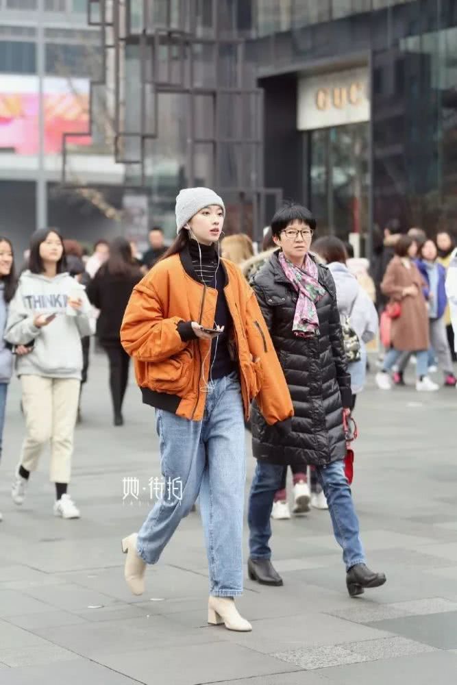 别穿大衣了,今年羊羔毛外套才是保暖又时髦