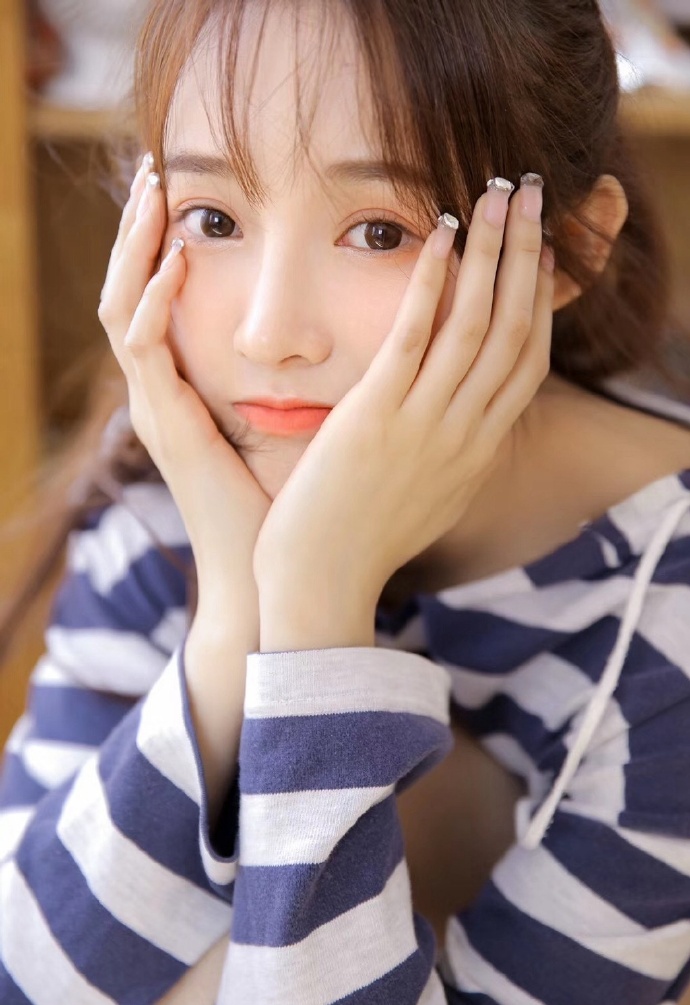 元气清纯美女美腿丝袜居家写真图片