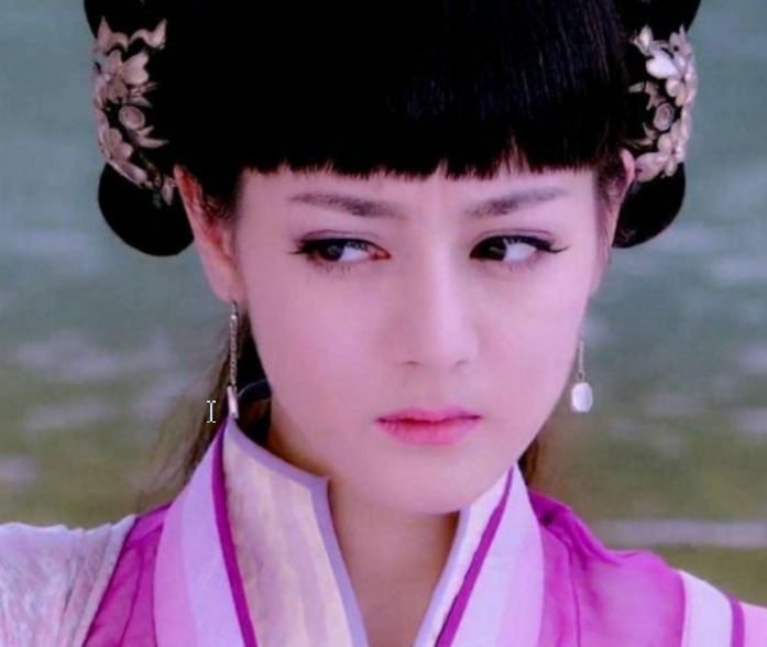 谁见过袁泉11岁的照片,浓眉大眼撞脸热巴,难怪早期大家说她难