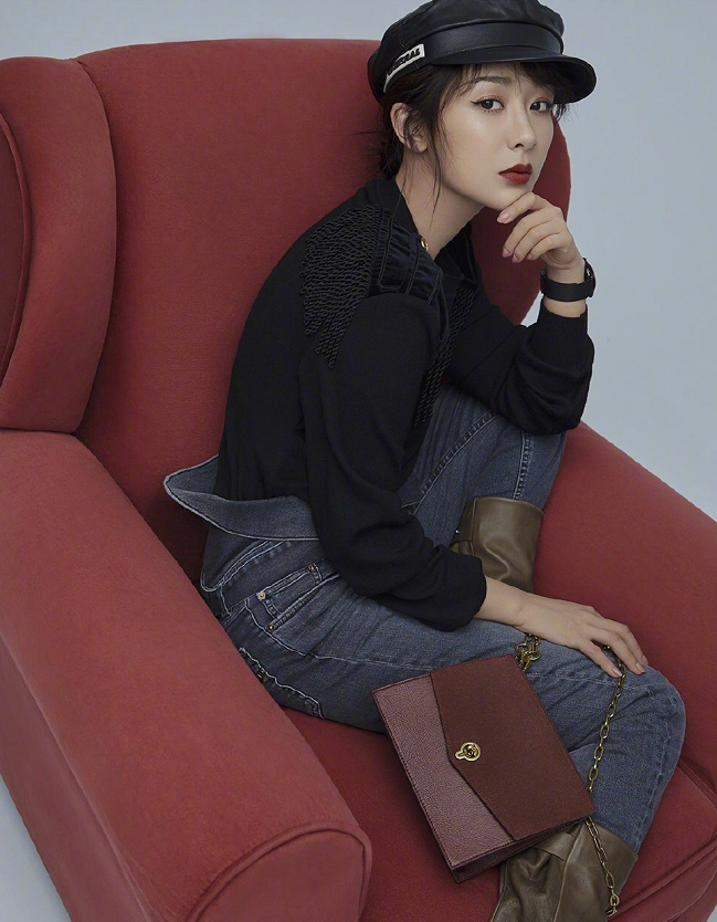 杨紫拍时尚杂志！穿3万8连衣裙涂红唇，气质全开