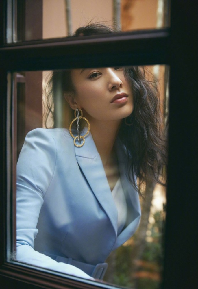 知性美女黄圣依蓝色西装尽显婀娜身姿和优雅气质,完美侧颜太让人心动