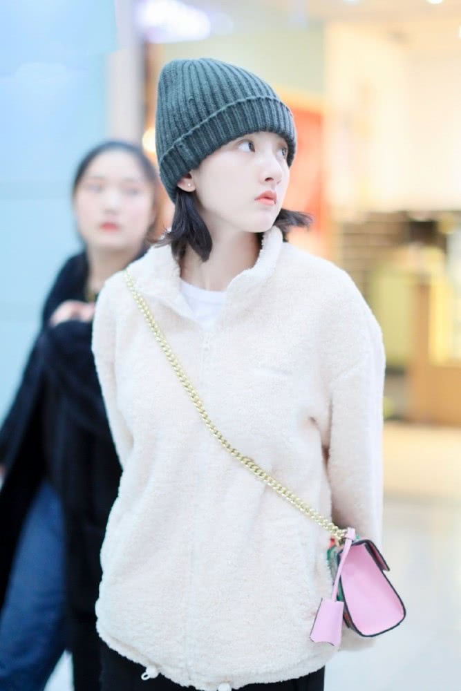 宋祖儿机场街拍：可爱绒面外套慵懒出街，素颜太可爱