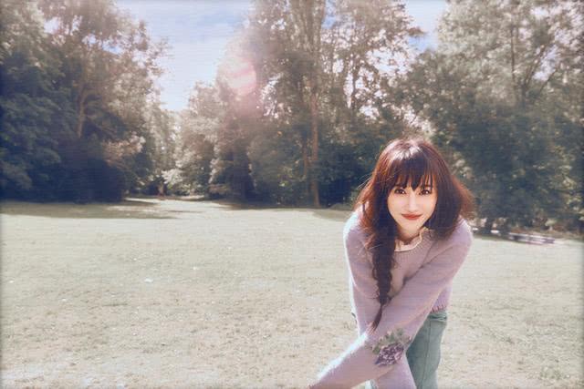 清纯美女郑爽毛衣造型唯美浪漫!岂料隔空撞上韩国当红女星孔孝真、金泫雅