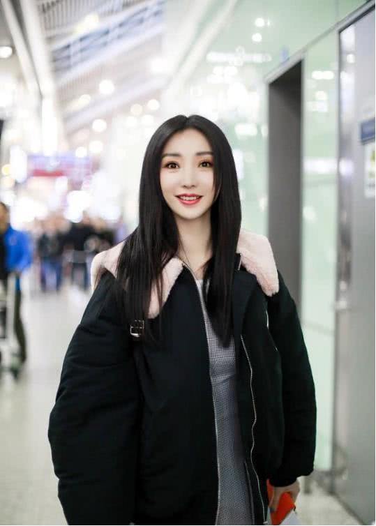 柳岩机场街拍:一改往日性感形象,穿连衣裙搭羽绒服小女人感十足