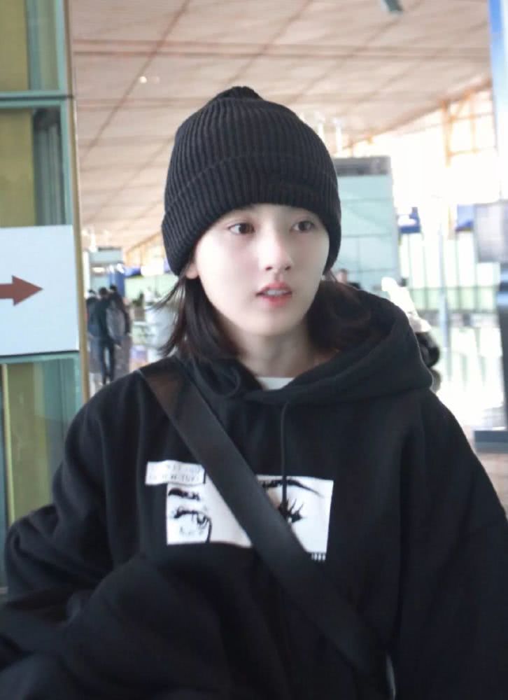 宋祖儿一身黑也能穿出仙女气质,颜值太高不愧被称为小张柏芝