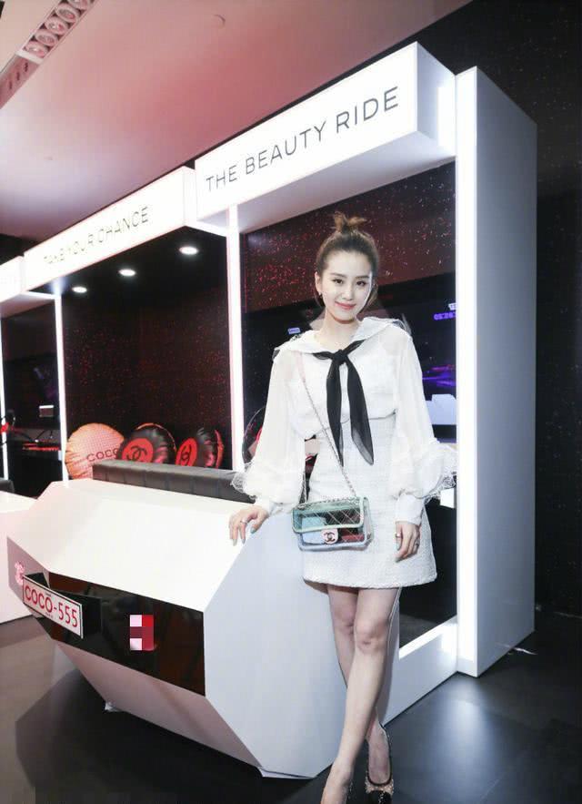 气质美女刘诗诗穿白裙出席活动,至少减龄十岁