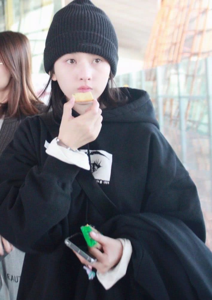 宋祖儿一身黑也能穿出仙女气质,颜值太高不愧被称为小张柏芝