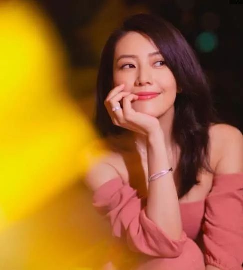 简直就是本行走的教科书!高圆圆这拍照也太好看了吧!