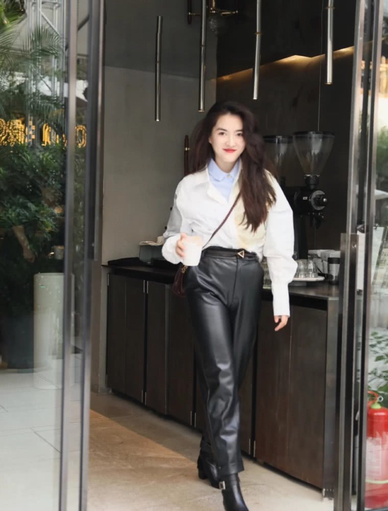 穿腻了光腿神器?不妨试试这些皮面单品,让你清爽整个秋天