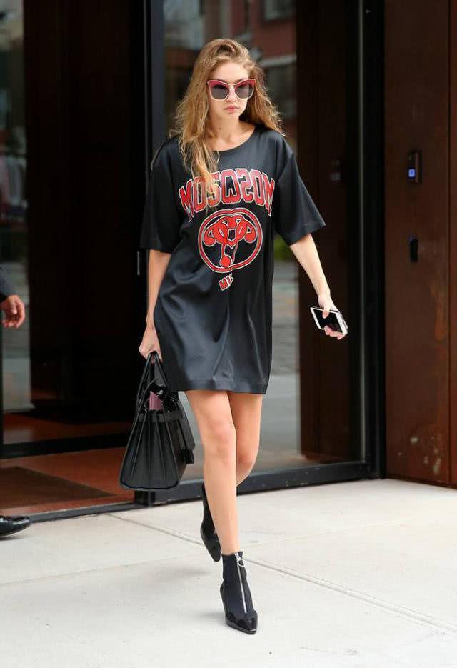 欧美街拍:今年流行“慵懒风”穿搭,休闲又有女人味