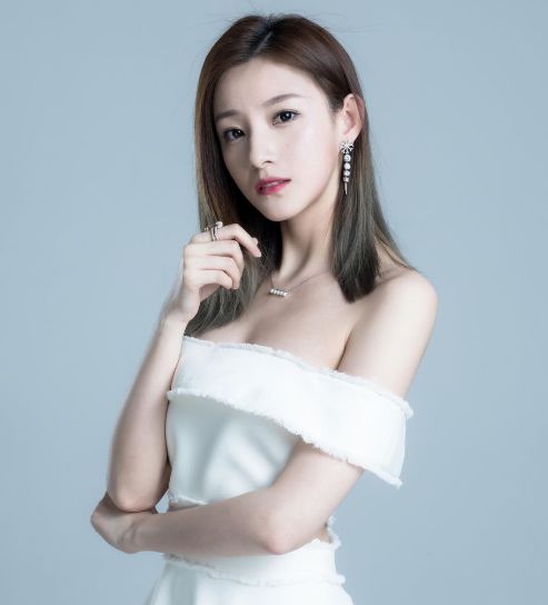 董卿退位，新90后央视一姐上线，颜值高身材好被赞“腿精”