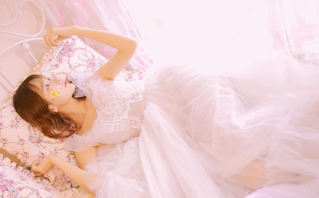 低胸美女性感白纱美女唯美写真