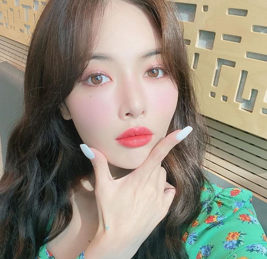 泫雅回归又美了,外行看“落泪妆”,内行看眼影!