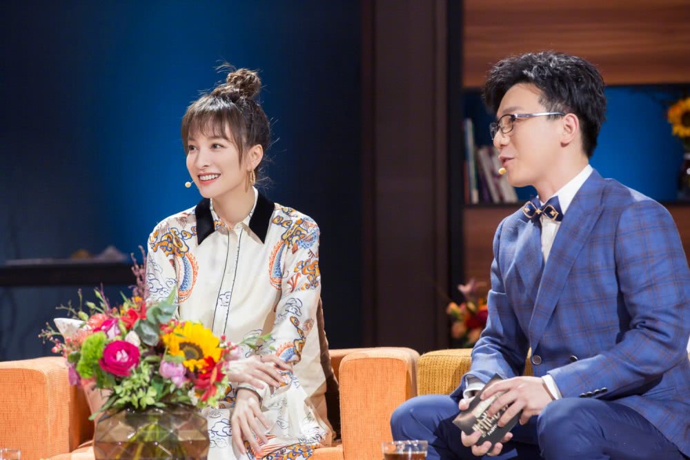 吴昕穿龙纹裙展中国美,身高比例出挑,时尚感开挂