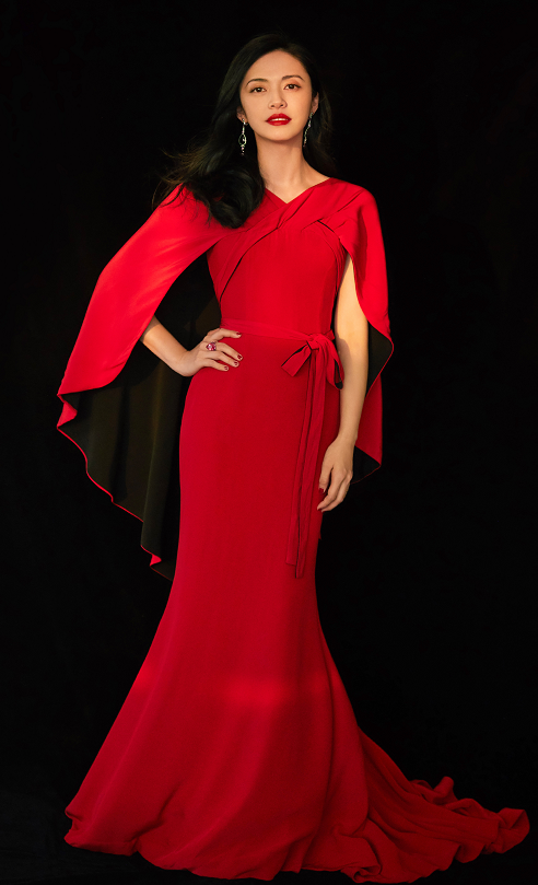 姚晨一袭红裙亮相红毯,气质雍容成霸气女王